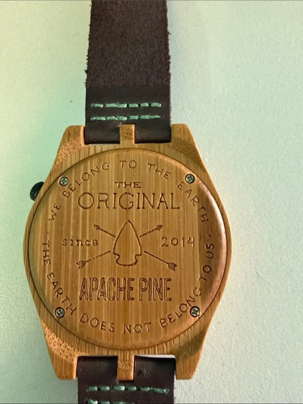 Minimalist Wooden-Cased Men’s Watch with Black Leather Strap and Green Hands